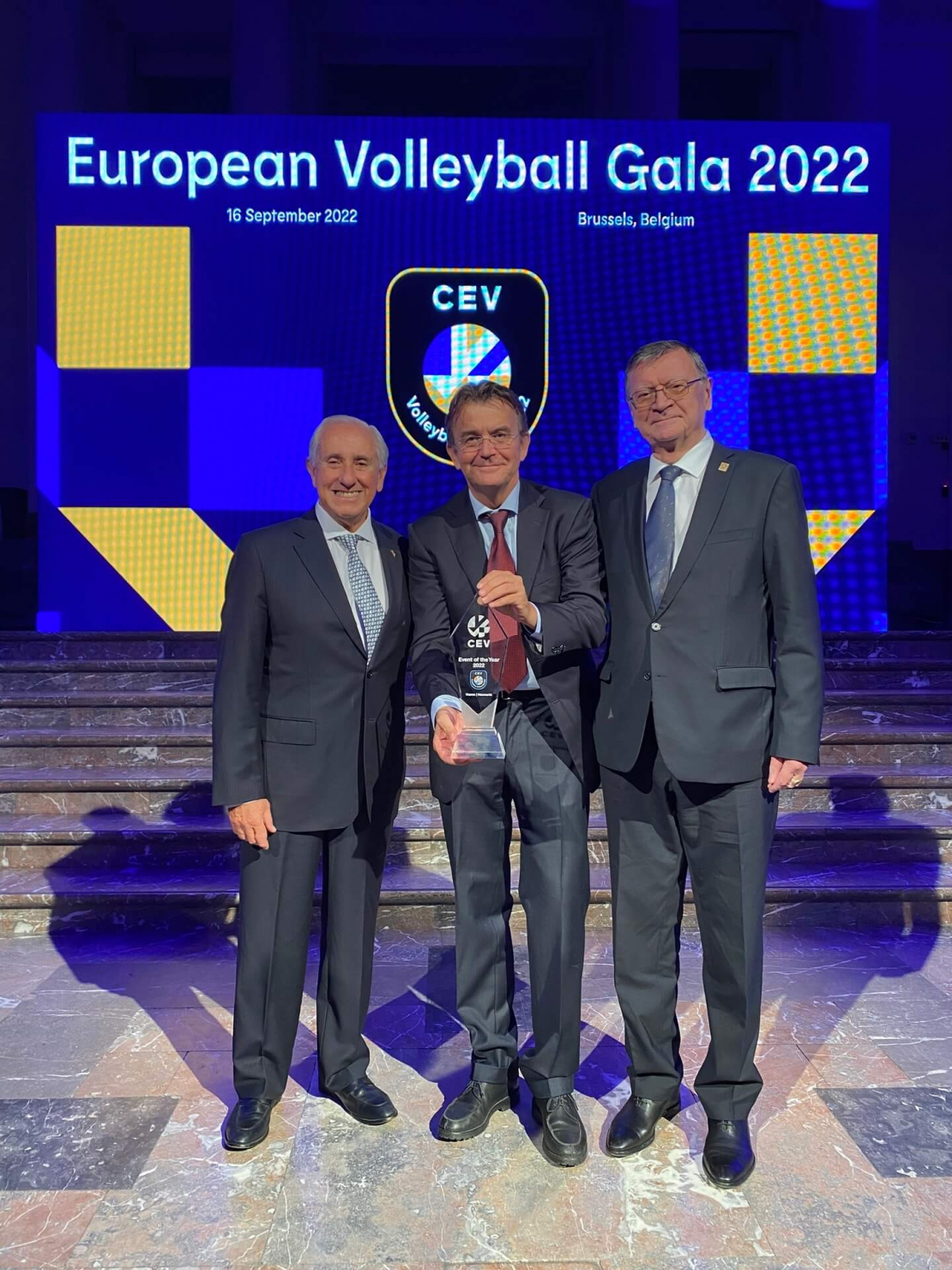 Hannes Jagerhofer received congratulations from Presidents Ary Graça (FIVB, left) and Aleksandar Boričić (CEV) in Brussels.