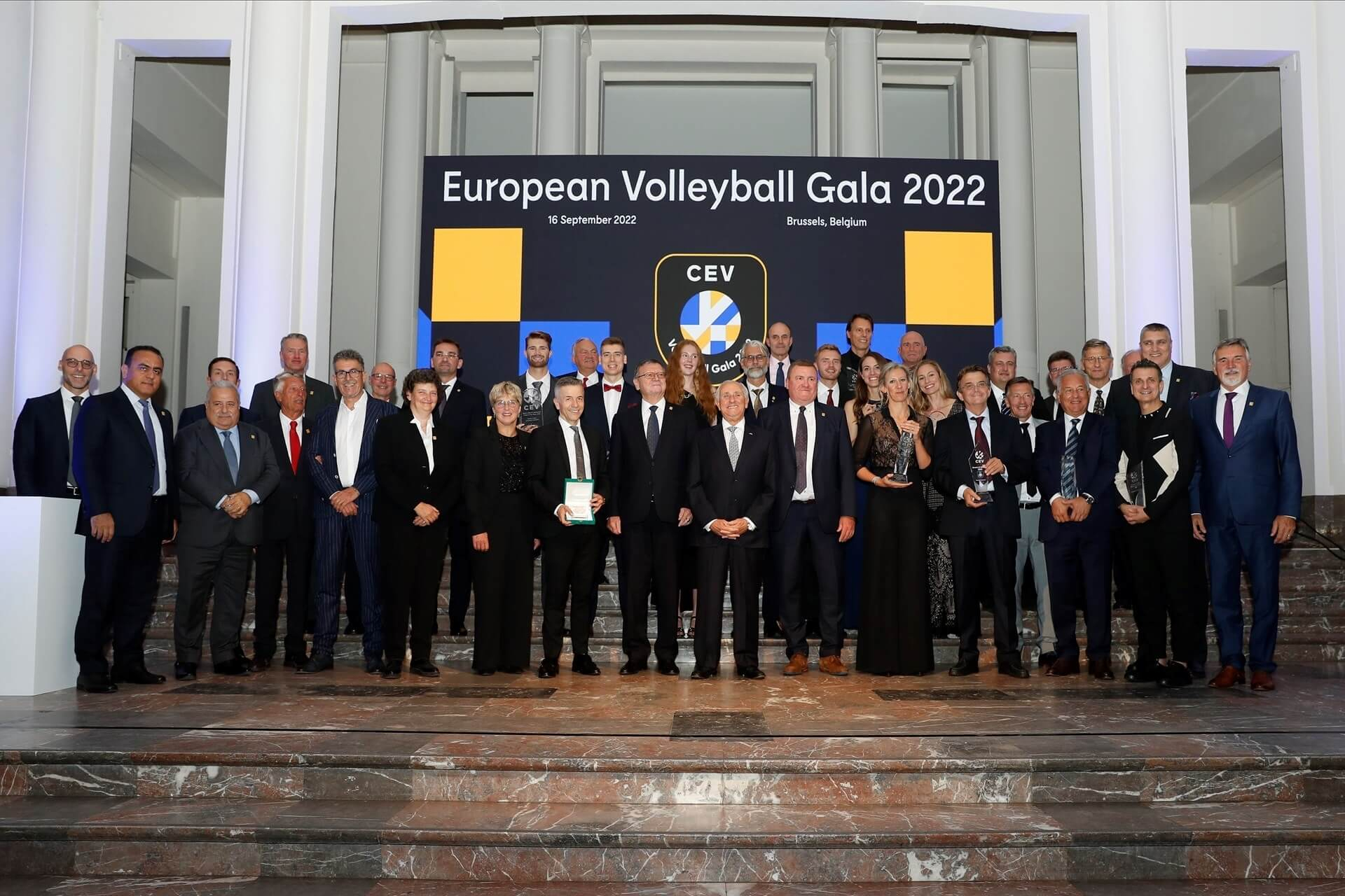 Familienbild der Ausgezeichneten: Auf der Bühne der CEV Volleyball Gala in Brüssel versammelte sich das Who-is-Who der Branche.